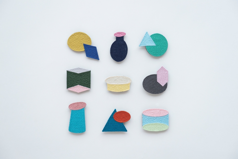 シンプルな幾何学図形を組み合わせて作ったブローチ