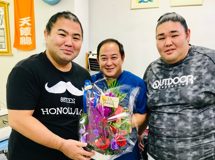 写真:左/現千賀ノ浦親方 右/現音羽山親方