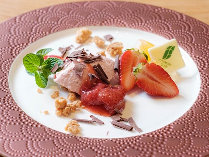 温泉熱を活かして育てられた新品種「よつぼし」を使用したデザート。素材の魅力を活かすため、フレッシュな状態で仕上げている（ゆと森倶楽部）