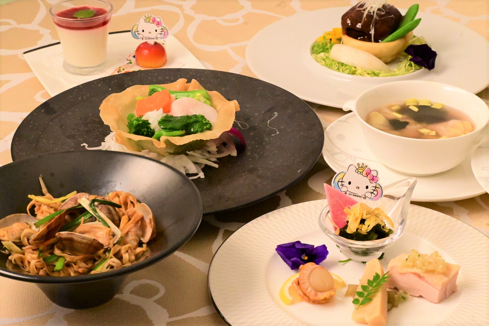 淡路島西海岸「HELLO KITTY SMILE」オープン6周年記念イベント レストラン玉手箱 『6周年限定コース』 3月1日より提供開始 ~オリジナルグッズも付いてくる⁉あわじ大江のりや淡路島産しらすなど淡路の味覚を堪能!~