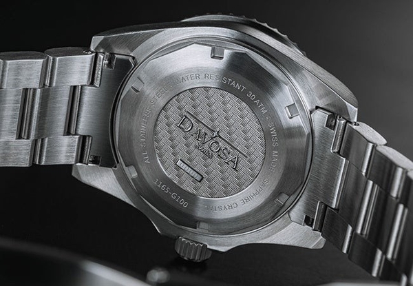 同シリーズの根幹である「実用性の高さ」も高水準で実現されており、ブラックダイヤルにホワイトルミノバのドットインデックスに加え、新たに針のシェイプを刷新し、より高い視認性を実現。