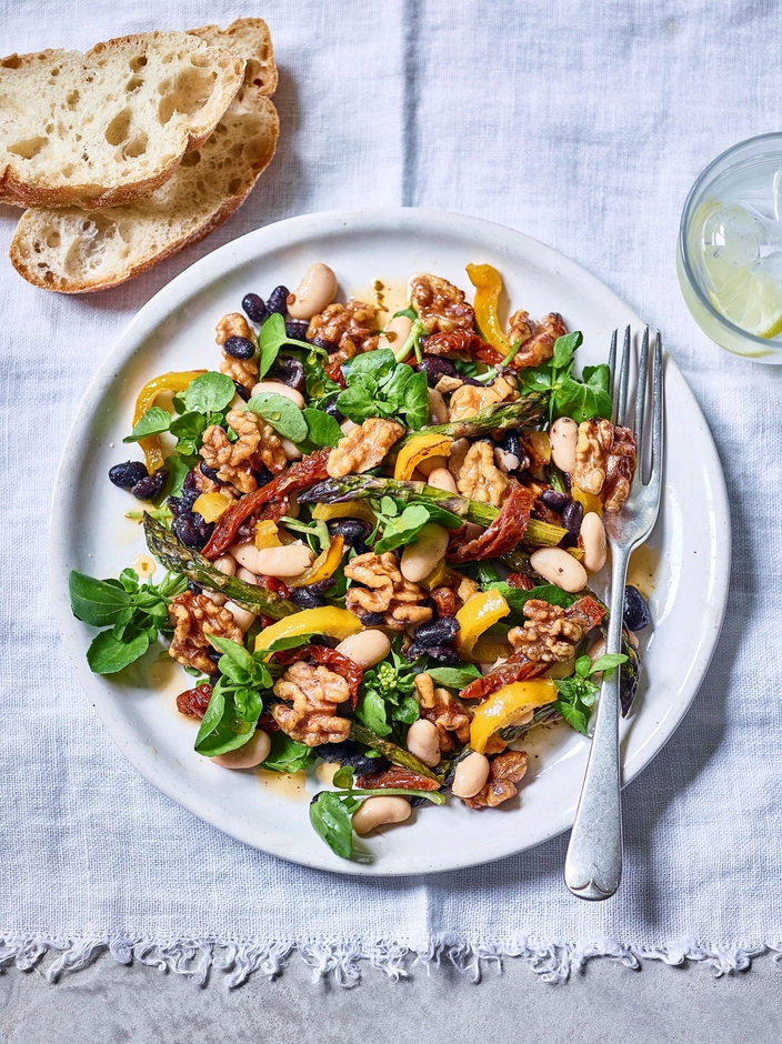 くるみ、ミックスビーンズ、クレソンのサラダ