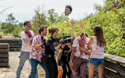 「キャメラを止めるな!」© 2021 – GETAWAY FILMS – LA CLASSE AMERICAINE – SK GLOBAL ENTERTAINMENT – FRANCE 2 CINÉMA – GAGA CORPORATION