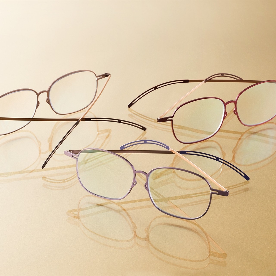 洗練されたデザインの眼鏡型拡大鏡「エアリールーペ」。ウェリントン型フレームで3色展開