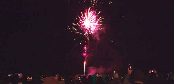 冬の澄んだ夜空に上がる花火