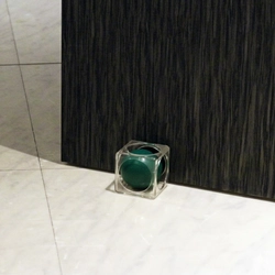 三洋のドアストッパーシリーズ「ドアキューブ」に 和を感じる新色「深緑」が登場！