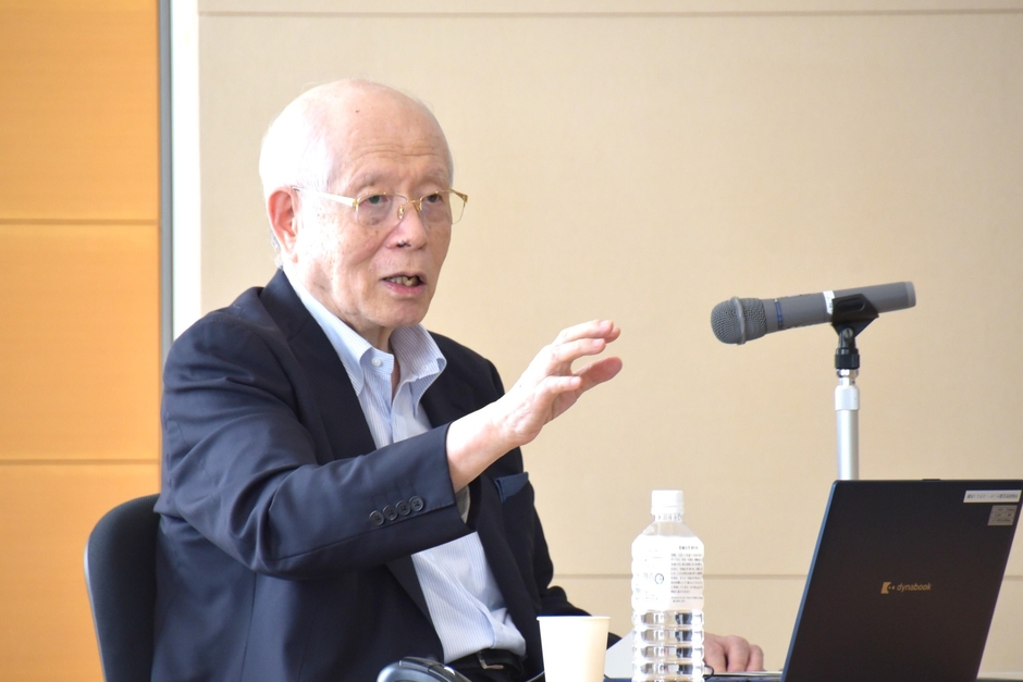 講演する野依学士院長