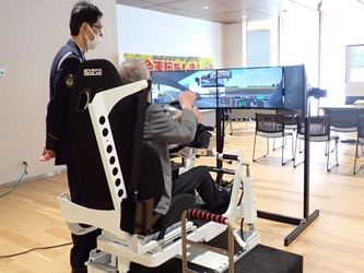 北海道警察本部に新型自動車運転シミュレーター 「Safety Driving Trainer」を初導入