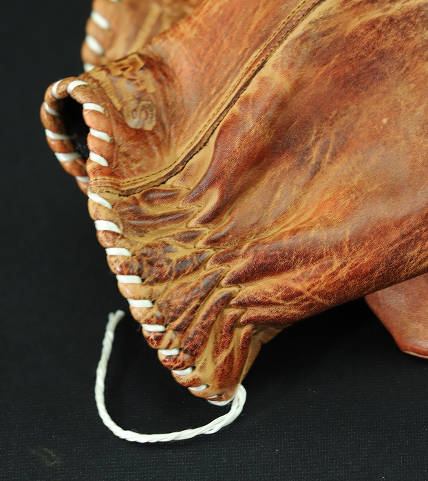 細部までこだわった本革グローブ