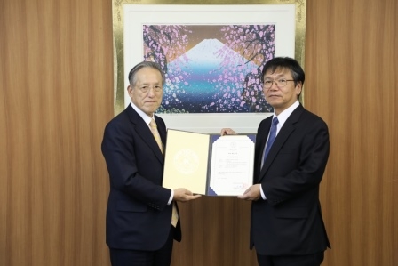 一般財団法人日本海事協会 冨士原康一会長(左)と当社 小葉竹泰則副社長