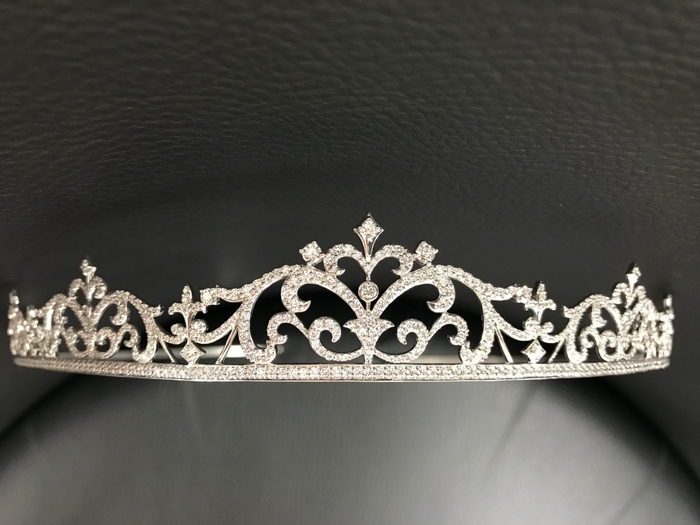 グランバーガー社製ダイヤモンドを贅沢に1,000ピース散りばめた気品溢れるゴージャスな特製ティアラ