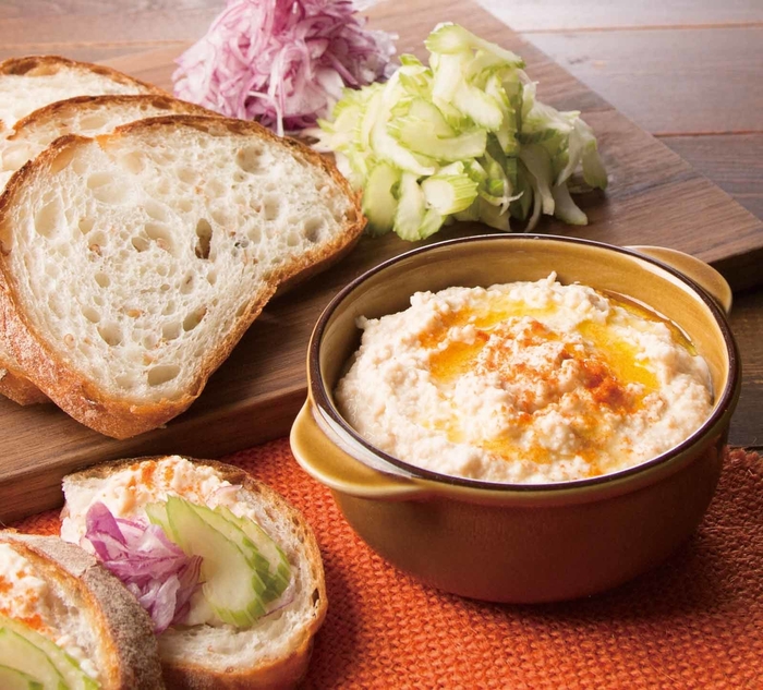 大豆のフムス ライ麦パン添え