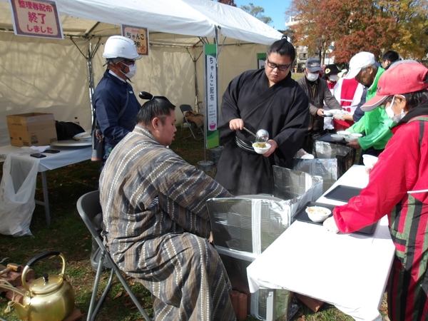 ②ちゃんこ無料配布(昨年開催の様子)
