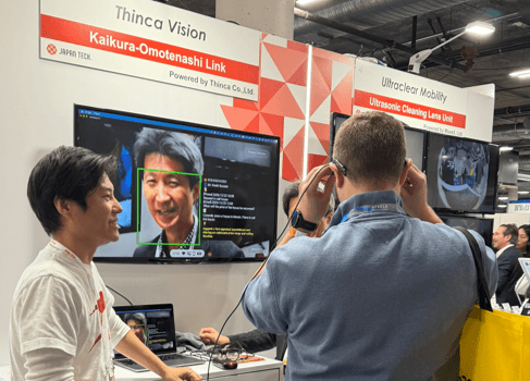 日本発の最新コンセプトモデルを体験する海外の来場者