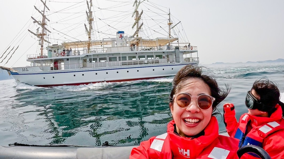 遊覧船と記念撮影