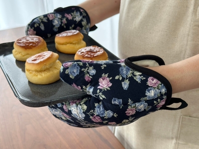 まるで素手ミトン　花柄紺使用イメージ