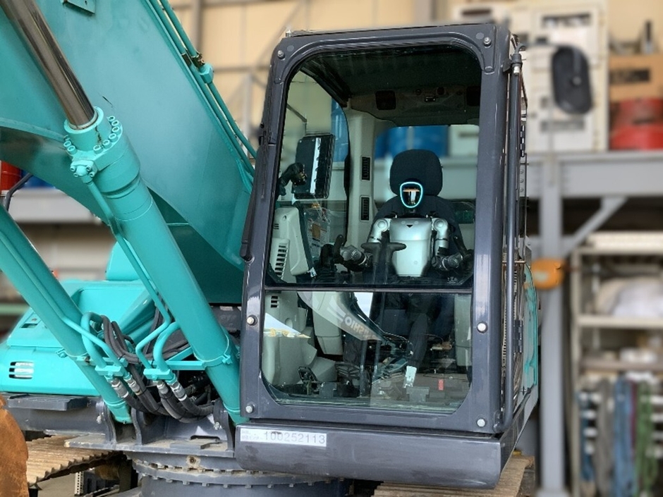 写真1:ヒューマノイドロボットによる大型油圧ショベル操作