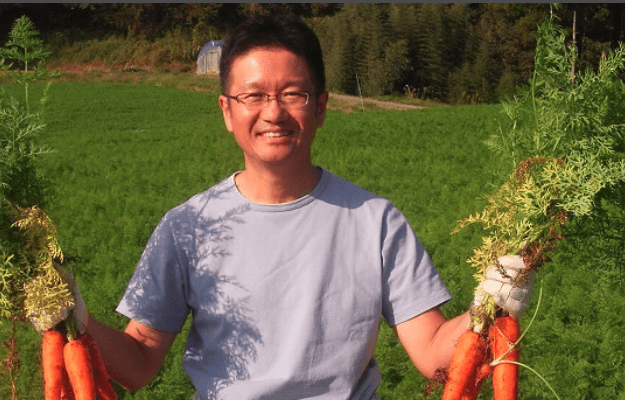 収穫する当社代表の山本