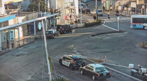 JR逗子駅タクシー乗り場でモニタリングシステムを 12月9日午前9時から運用を開始します。