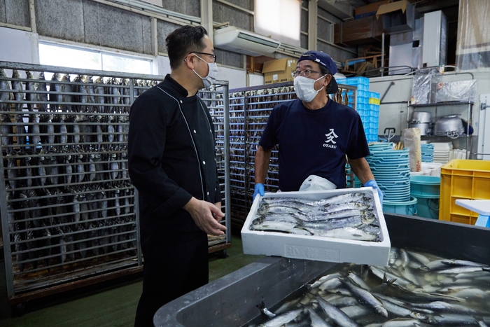 ニシンの加工場を見学している様子