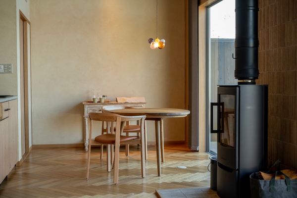 離湖がきらめく晴天をイメージした「晴ル」。