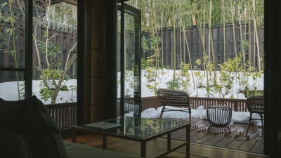 【はなれ】リビングは二面にガラス扉のある開放的な空間