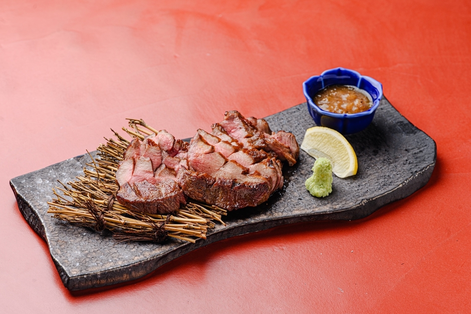 牛タンの芯を炭火で香ばしく、驚くほど柔らかな食感に。ネギ塩・柚子胡椒で。