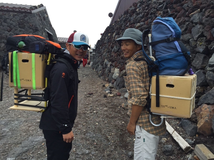 富士山頂へお酒を運ぶ様子(1)