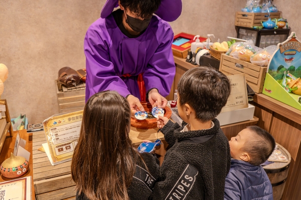 ▲武器屋でオリジナルステッカーを手に入れよう!