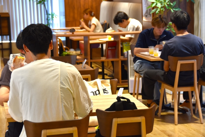 落ち着いた雰囲気で朝食を食べ、講義へ