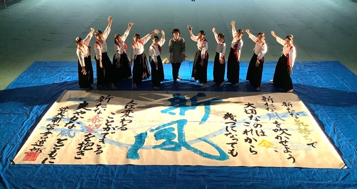 令和4年度(2023年)に実施した書道部のクラブパフォーマンスの様子