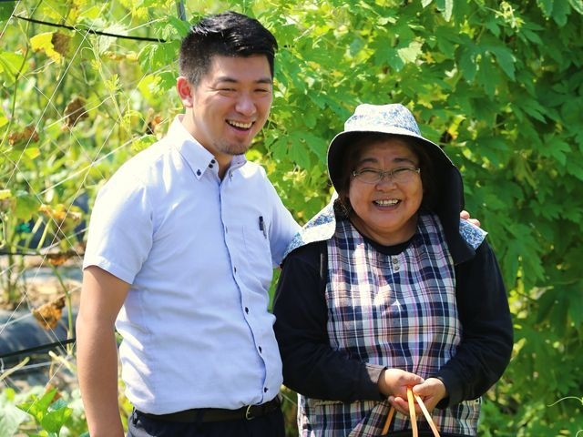 料理長・奥村と地元契約農家さん