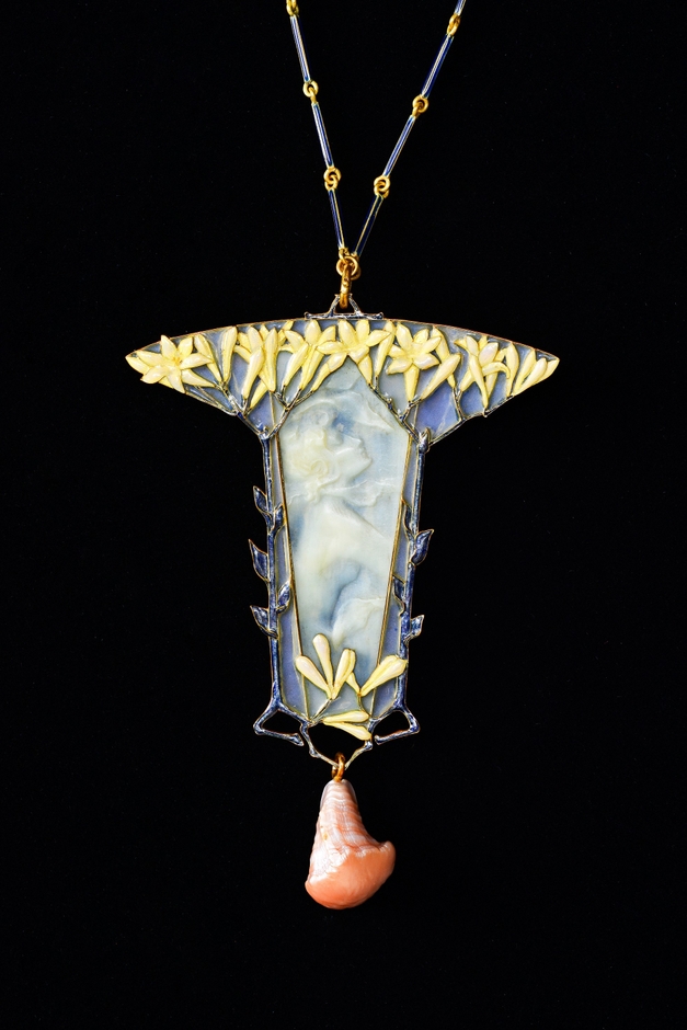 ペンダント/ブローチ《女性像とチュベローズの花》1899-1900年頃 金、エナメル、省胎七宝、象牙、バロック真珠