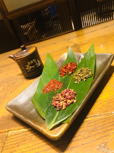 5種の唐辛子に自家製ラー油、花山椒などを独自にブレンドした特製スパイスを使用