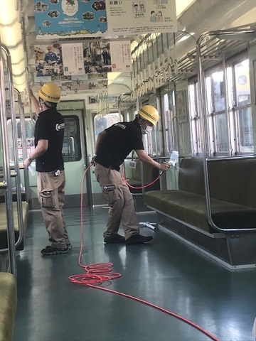 阪神電車内を「オールチタンAT‐254」で噴霧加工する様子