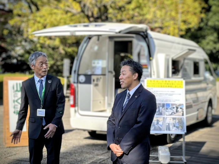 大和市庁舎前で、古谷田つとむ市長と当社代表(2)