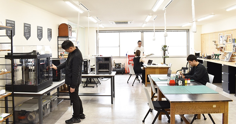 試作室には専門の指導員が常駐。個人利用は1時間1000円