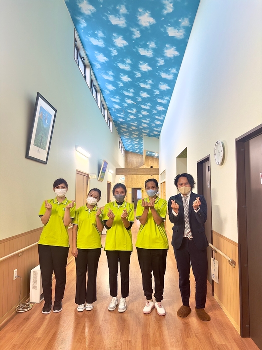 外国人材のいる明るい介護職場