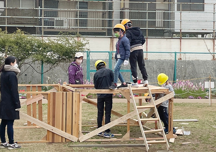 公園に建設している風景