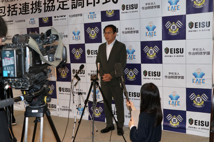 報道陣の囲み取材に「やりたいことは山ほどある」と話す岡田会長