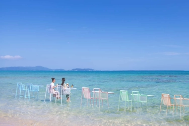 【リゾナーレ小浜島】海上カウンター席で楽しむ「絶景海上ビアガーデン」今年も開催｜開催期間：2022年6月1日～8月31日