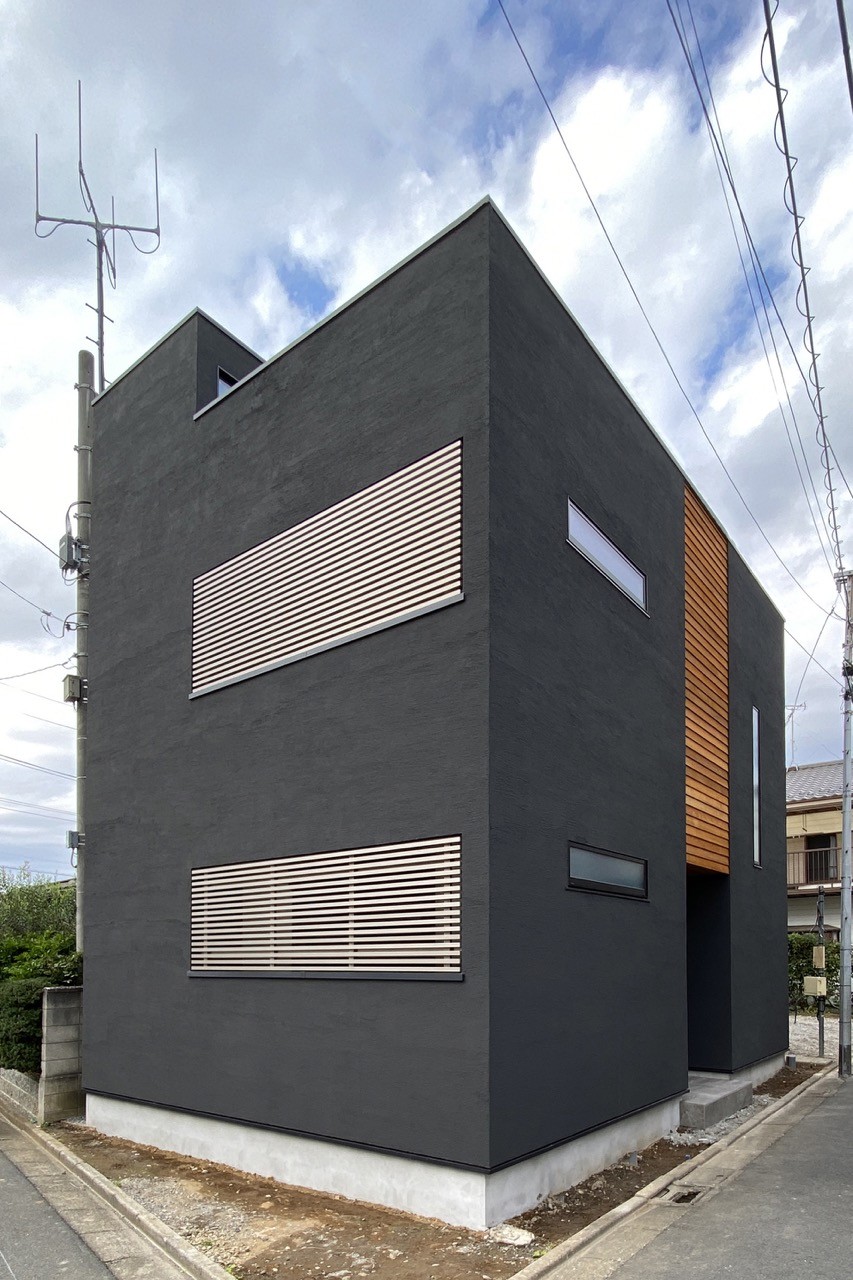 21坪の狭小地で「屋上キャンプ」を満喫！無機質モダン×西海岸スタイルにこだわった高気密・高断熱住宅が東京都江戸川区に誕生