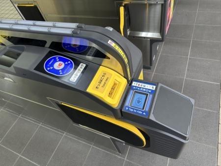 タッチ決済サービス可能な自動改札機