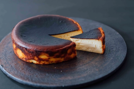 大阪発チーズケーキ専門店「June CHEESECAKE」より 砂糖不使用・グルテンフリー・添加物不使用の バスクチーズケーキを通販限定、数量限定にて販売
