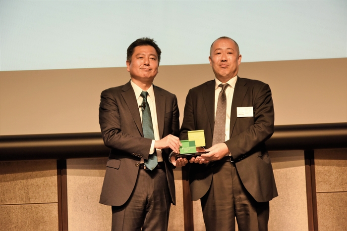2023年5月に開催された「mcframe Award 2023」授賞式にて、B-EN-G 羽田雅一社長(左)と、BBS 金子誠太執行役員(右)