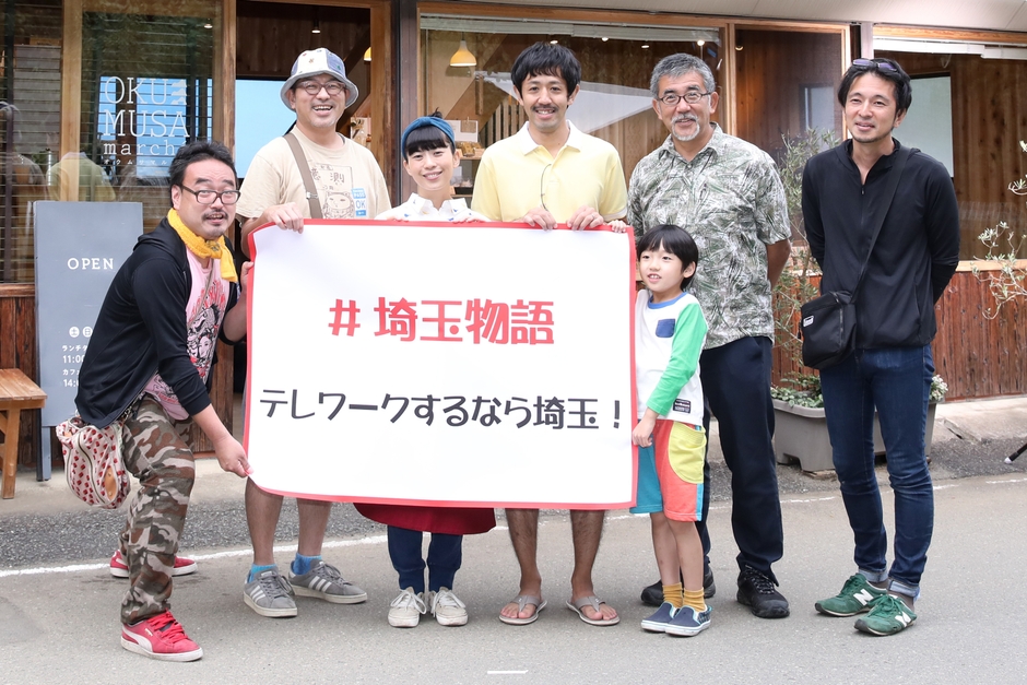左から鈴木監督、豊島監督、桜さん、濱津さん、菊池くん、篠原監督、吉田監督(ロケ地:越生町オクムサマルシェ)