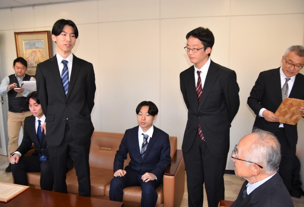 「SDGs大作戦」の活動を報告する國正さん（左）