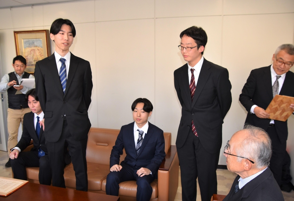 「SDGs大作戦」の活動を報告する國正さん（左）