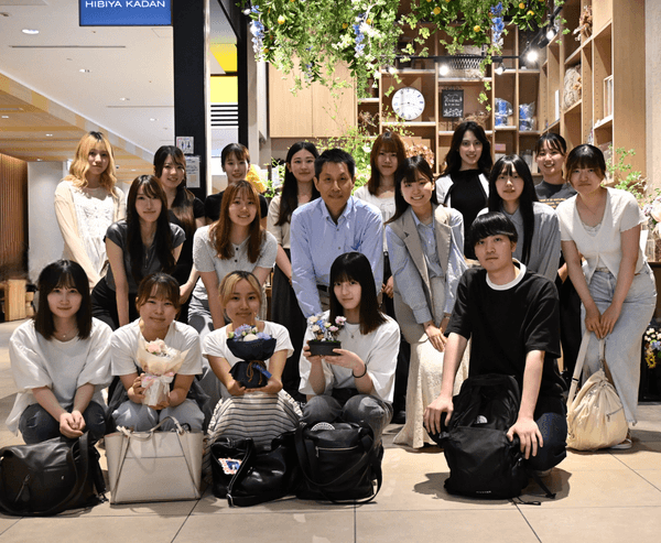 山岡隆志教授とゼミ生ら