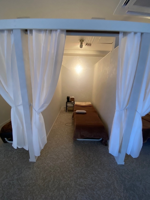 半個室の施術スペース